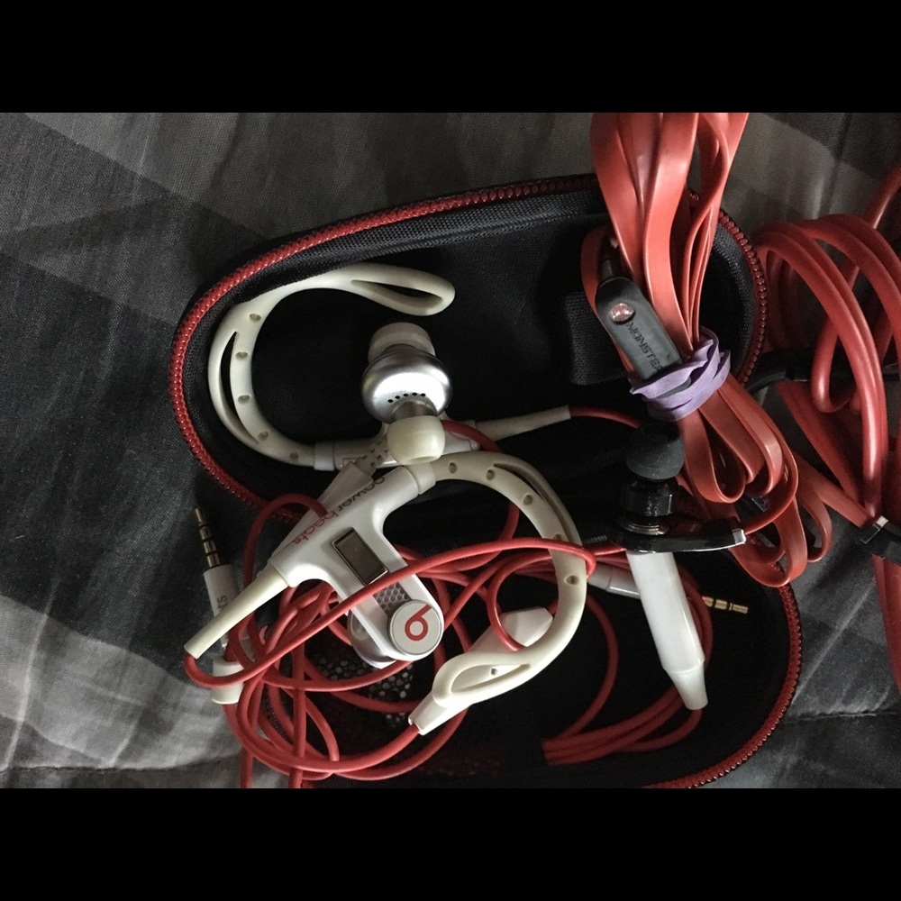 Package beats &two sets of headphones red n white - Picture 6 of 7